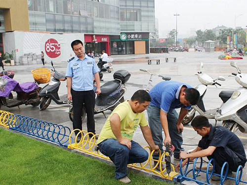 甘肅晉江市公安局交管大隊(duì)廣場(chǎng)螺旋式停車(chē)架安裝試點(diǎn)