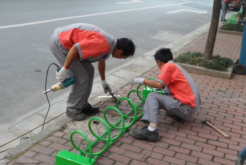 海南市政街道全區(qū)推廣非機(jī)動(dòng)車螺旋式停車架